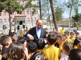 Başkan Altay mezun olduğu ilkokulda öğrencilerle buluştu