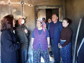 Başkan Aras Köksal yangında evleri hasar gören aileyi ziyaret etti
