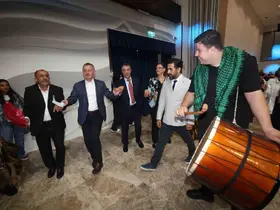 Başkan Büyükakın, Vanlıların halayına katıldı: "Biz birlikte Türkiye’yiz"
