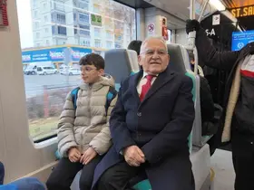 Başkan Büyükkılıç tramvaya bindi, yolcularla sohbet etti
