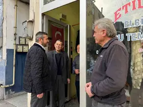 Başkan Çetinkaya, vatandaşların taleplerini dinliyor
