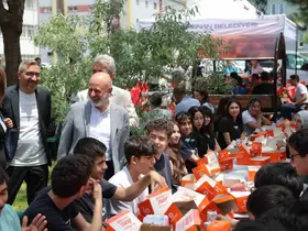 Başkan Çolakbayrakdar: "Gençlerimizin hayallerine dokunan projeler üretmeye devam edeceğiz"
