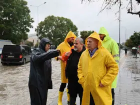 Başkan Demirçalı, yoğun sağanakta ekiplerle sahada
