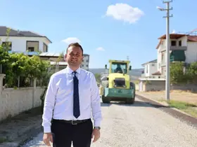 Başkan Dere direksiyona geçip Çivril’nin iki mahallesinde asfalt çalışmasını noktaladı
