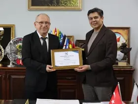 Başkan Durgut’a onursal üyelik plaketi

