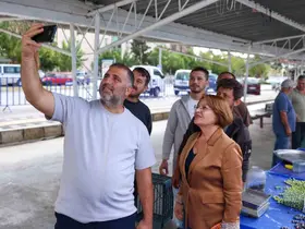 Başkan Gençay, zeytin pazarında üreticilerle buluştu
