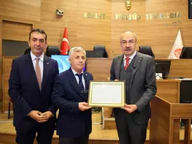 Başkan Gülsoy mazbatasını aldı
