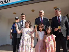 Başkan Hallaç, ilk ders zilinde öğrencilerle buluştu
