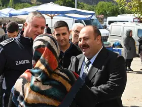 Başkan Hamamcı pazarda esnaf ve vatandaşlarla buluştu
