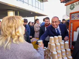 Başkan Kavuş'tan gençlere çorba ikramı
