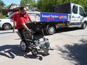 Başkan Kocagöz engelli vatandaşın akülü sandalye talebini saatler içinde yerine getirdi

