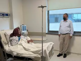 Başkan Pütün, Yaşayan İnsan Hazinesi Halime Özke’ye hastanede ziyaret etti
