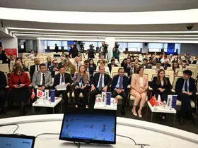 Başkan Seçer: "Çağdaş belediyecilik anlayışının en önemli aktörlerinden biri gençlerdir"
