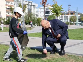 Başkan Türkel, öğrencilerle çöp topladı
