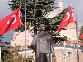 Başkan Ünlüce: "Kahramanlıkla kazanılan, gururla kutlanan zaferin 104. yılı kutlu olsun"
