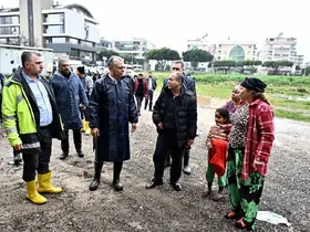 Başkan Uysal, sel baskınından zarar gören evlerde
