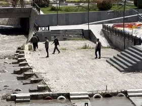Başkan Yazıcıoğlu akıntıyla gelen ağaç parçalarını kendi elleriyle topladı
