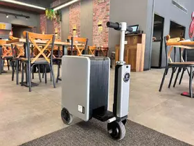 Başkentte scooter valizle paket servisi
