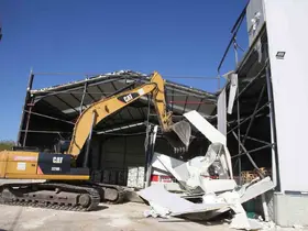 Başköy’de kaçak depo yıkıldı
