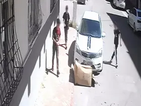 Batman’da çocukların yaktığı karton park halindeki otomobili tutuşturdu
