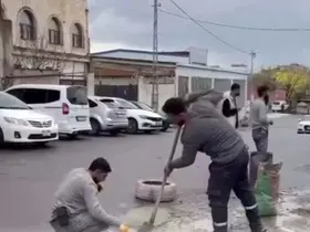 Batman’da esnaf yoldaki çukurları kendi imkanlarıyla kapatıyor
