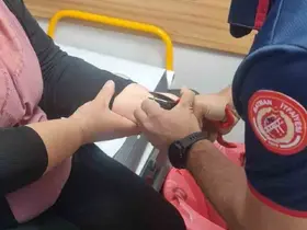 Batman’da kadının bileğine sıkışan bilezik itfaiye ekiplerince çıkarıldı
