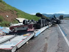 Batman’da kaza yapan tır ortalığı savaş alanına çevirdi
