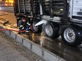 Batman’da seyir halindeki tırın lastiği yandı
