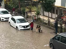 Batman’da yağış cadde ve sokakları göle çevirdi, vatandaş rögarları kendi imkanlarıyla açtı
