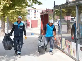 Battalgazi Belediyesi konteynerlerin kaldırıldığı alanları temizliyor
