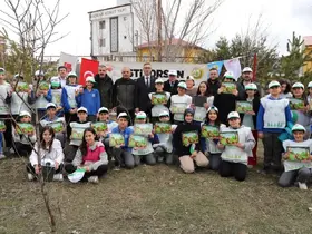 Bayburt’ta öğrenciler Orman Haftası kapsamında fidan dikti
