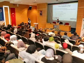 Bayburt’ta öğrenciler yapay zeka destekli dolandırıcılığa karşı bilgilendirildi

