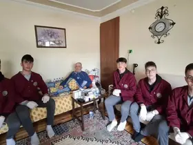 Bayburt’ta öğrenciler yaşlı vatandaşın ev işlerine destek oldu
