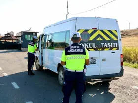 Bayburt’ta okul çevreleri ve servis araçları denetlendi
