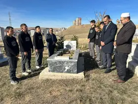 Bayburt’ta vefat eden öğretmenler mezarları başında dualarla anıldı
