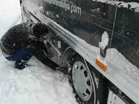 Bayburt’ta yoğun kar yağışı: Araçlar yolda kaldı
