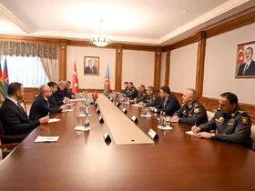 Baykar Yönetim Kurulu Başkanı Bayraktar, Azerbaycan Savunma Bakanı Hasanov’la görüştü
