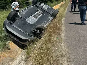 Bayram tatili dönüşünde kaza yapan 2 araç refüje düştü
