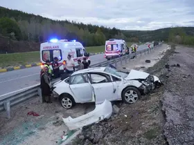 Bayram tatili yolunda kaza: Takla atan otomobildeki 4 kişi yaralandı
