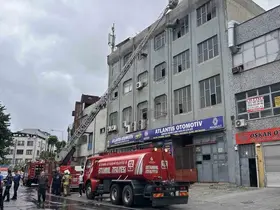 Bayrampaşa’da plastik eşya üretim atölyesinde yangın paniği
