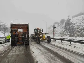 Bazı yollar yoğun kar yağışı nedeniyle trafiğe kapatıldı

