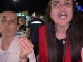 Bebeğini arabada unuttu, hıncını gazetecilerden çıkardı
