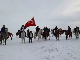 Belediye Başkanı Emrullah Akpunar, at sırtında yaban hayatı için yemleme yaptı
