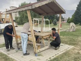 Belediye ekipleri şehir mobilyaları üretiyor
