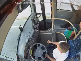 Belediye otobüsünde fenalaşan yolcuyu müdahale anları kameralara yansıdı
