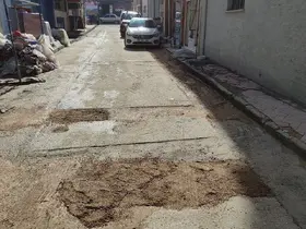 Belediyenin onarmadığı çukurları vatandaş düzeltmeye çalıştı
