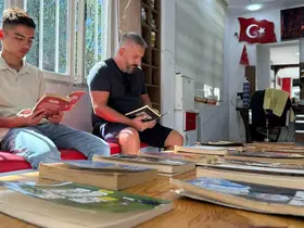 Berber dükkanını kütüphaneye çevirdi: Müşteriler sıra beklerken kitap okuyor

