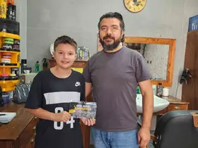 Berberden okul öncesi traş olmaya gelen öğrencilere anlamlı hediye
