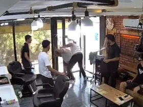 Berbere bıçakla girdi, hayatının dayağını yedi
