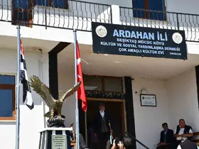 Beşiktaş Köyü’nde yapılan kartal heykeli, Serdal Adalı’nın katıldığı törenle açıldı
